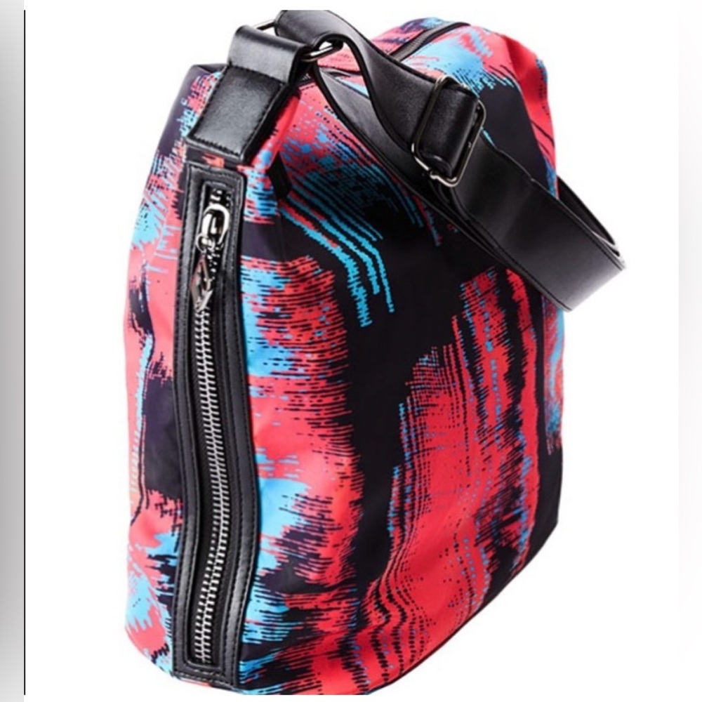 NEW Fabletics Hermosa Sling Tote in Heat Wave Print - Picture 2 of 9